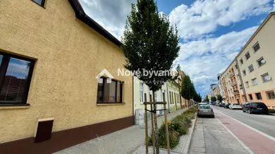 Domy na sprzedaż, 4-pokojowe, Žilina · €294 000