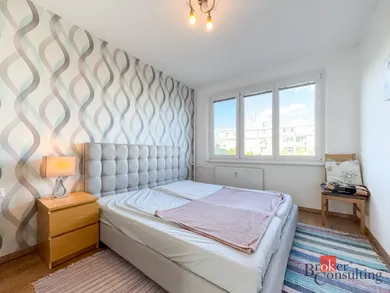 Na prenájom 3-izbový byt, 70 m², Bratislava-Nové Mesto, Mikovíniho