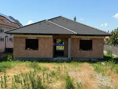 Domy na sprzedaż, 4-pokojowe, Kolárovo · €129 900