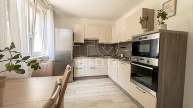Mieszkania na wynajem, 3-pokojowe, Piešťany · €700
