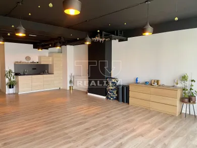 Na prenájom komerčné, 70 m², Trenčín