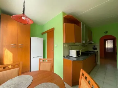 Na prenájom 3-izbový byt, 80 m², Banská Bystrica, Sládkovičova