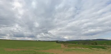 Na predaj pozemok, Orešany
