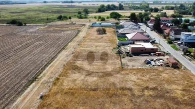 Na predaj pozemok, 808 m², Nesvady