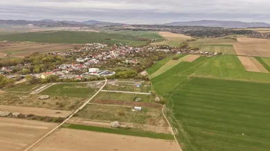 Na predaj pozemok, 831 m², Ploské