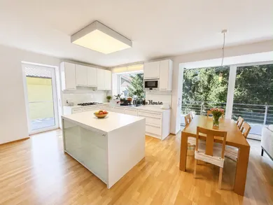 Na prenájom 5-izbový byt, 220 m², Bratislava-Nové Mesto, Mandľovníková