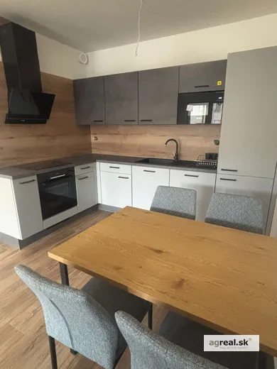 Na prenájom 2-izbový byt, 46 m², Bratislava-Devínska Nová Ves