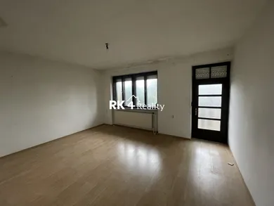 Domy na sprzedaż, 7-pokojowe, Galanta · €225 000