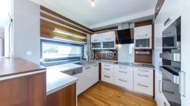 Na prenájom 2-izbový byt, 91 m², Bratislava-Nové Mesto, Tupého