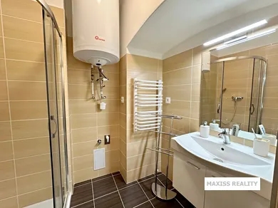 Na predaj 3-izbový byt, 68 m², Banská Bystrica, Námestie SNP
