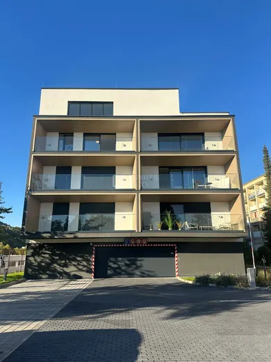 Kiadó lakások, 3-szobás, Banská Bystrica · €780