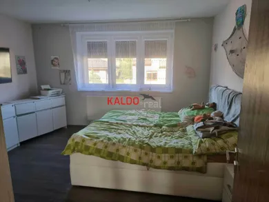 Na predaj 3-izbový dom, 384 m², Trstín