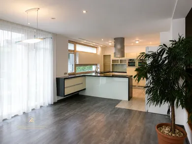 Na predaj 5-izbový dom, 314 m², Bratislava-Vajnory