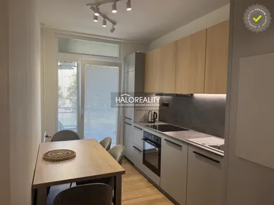 Mieszkania na wynajem, 3-pokojowe, Prievidza · €690