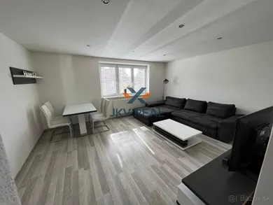 Kiadó lakások, 3-szobás, Banská Bystrica · €750