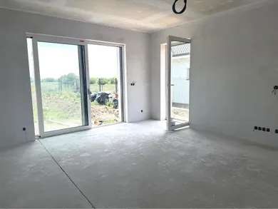 Na predaj 4-izbový dom, 140 m², Zavar