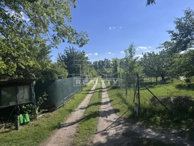 Na predaj pozemok, 400 m², Piešťany