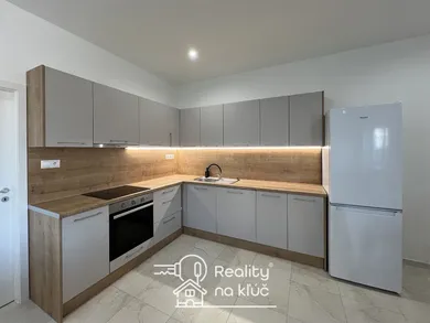 Na prenájom 2-izbový byt, 70 m², Nové Zámky, M. R. Štefánika