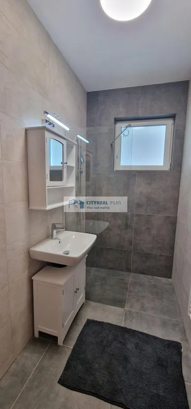 Na prenájom 2-izbový byt, 67 m², Nové Zámky, SOHO