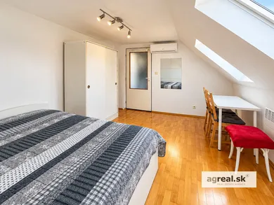Na prenájom 1-izbový byt, 25 m², Bratislava-Staré Mesto