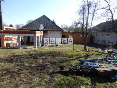 Na predaj 3-izbový dom, 180 m², Beša, -