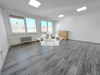 Na prenájom komerčné, 33 m², Topoľčany, .