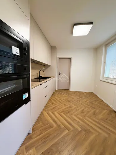 Na predaj 3-izbový byt, 74 m², Levice, Ul. kpt. J. Nálepku