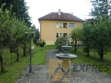 Na predaj 12-izbový dom, 306 m², Handlová, SNP
