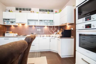 Mieszkania na sprzedaż, 4-pokojowe, Bratislava-Dúbravka · €369 999