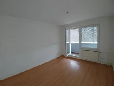 Na prenájom 1-izbový byt, 35 m², Komárno, Špitálska