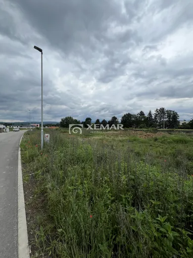 Na predaj pozemok, Sliač
