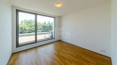 Na prenájom dom v Bratislava-Nové Mesto · €2 600 · Pôvodný stav