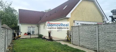 Domy na sprzedaż, 11-pokojowe, Jelka · €370 000