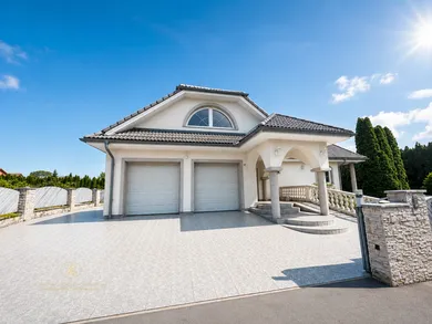 Domy na sprzedaż, 5-pokojowe, Trenčín · €450 000