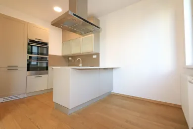 Na prenájom 3-izbový byt, 95 m², Bratislava-Staré Mesto, Žižkova