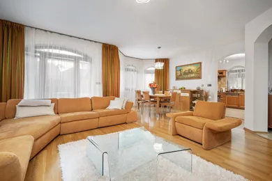 Domy na sprzedaż, 6-pokojowe, Trnava · €650 000