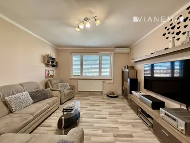 Na predaj 4-izbový byt, 86 m², Bratislava-Petržalka, Humenské námestie