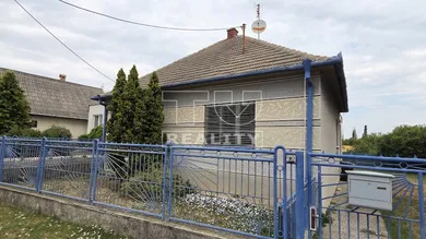 Na predaj 4-izbový dom, 879 m², Hlohovec