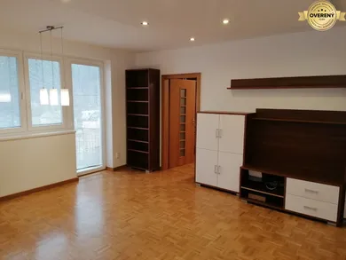 Na prenájom 3-izbový byt, 65 m², Nová Baňa
