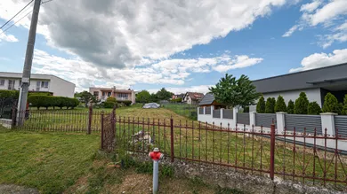 Na predaj pozemok, 741 m², Šemša