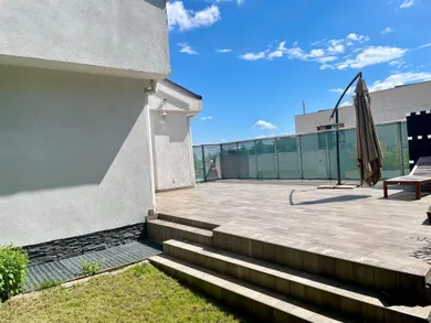 Domy na wynajem, 8-pokojowe, Bratislava-Nové Mesto · €3500