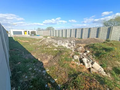 Na predaj pozemok, Chrabrany