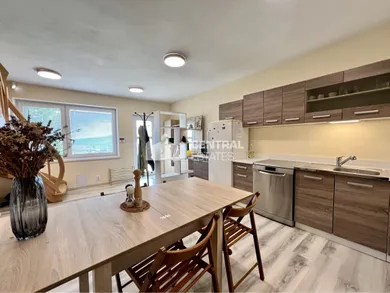 Na prenájom 5-izbový dom, 140 m², Bratislava-Karlova Ves