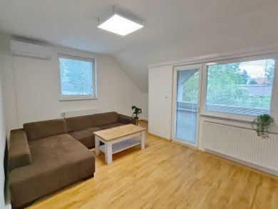 Na prenájom 4-izbový byt, 90 m², Piešťany, Teplická