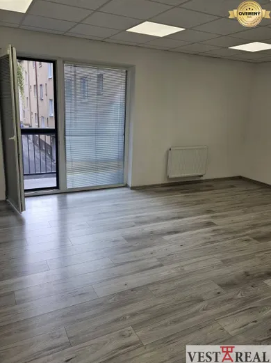 Na prenájom komerčné, 79 m², Galanta, Esterházyovcov