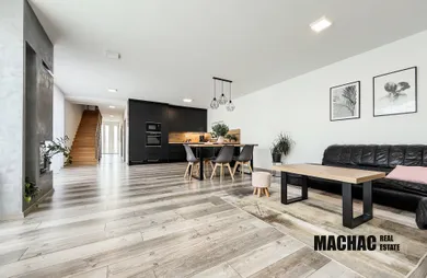 Domy na sprzedaż, 4-pokojowe, Špačince · €428 000
