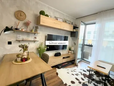 Na predaj 2-izbový byt, 60 m², Bratislava-Petržalka, Fialová