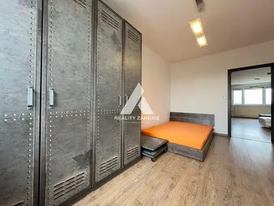 Na predaj 4-izbový byt, 88 m², Bratislava-Petržalka, Röntgenova