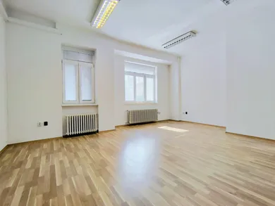 Komerčné priestory na prenájom, Bratislava-Staré Mesto · €429