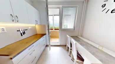 Na predaj 3-izbový byt, 67 m², Považská Bystrica, Helenská